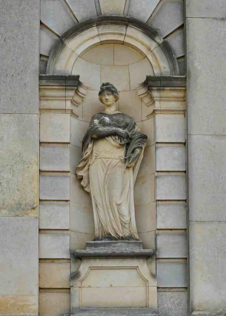 Stone statue on a grand house